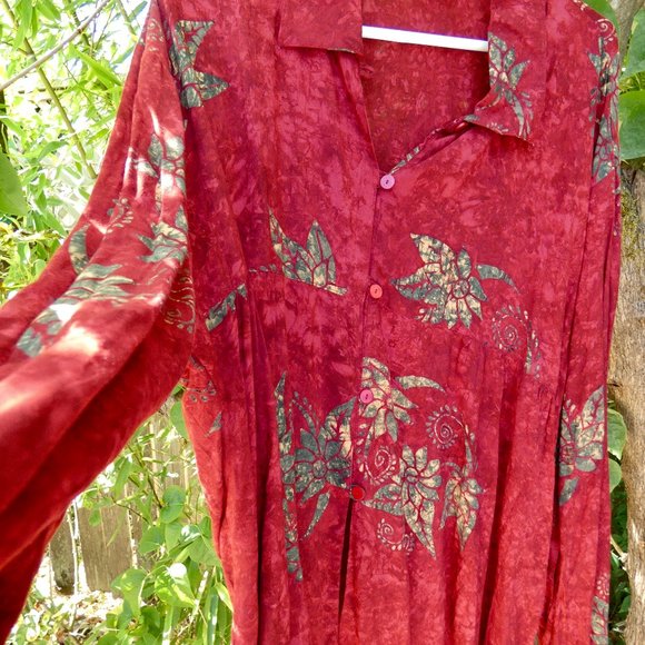 beautiful imported top with flattering details - Picture 1 of 6